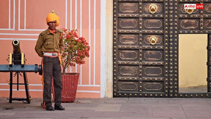 जिला कलेक्टर या अन्य वरिष्ठ आईएएस अधिकारियों की सुरक्षा का भी पूरा ध्यान रखा जाता है. जरूरत के अनुसार उन्हें होम गार्ड, बॉडीगार्ड और पुलिस कर्मियों के जरिए सुरक्षा मुहैया कराई जाती है