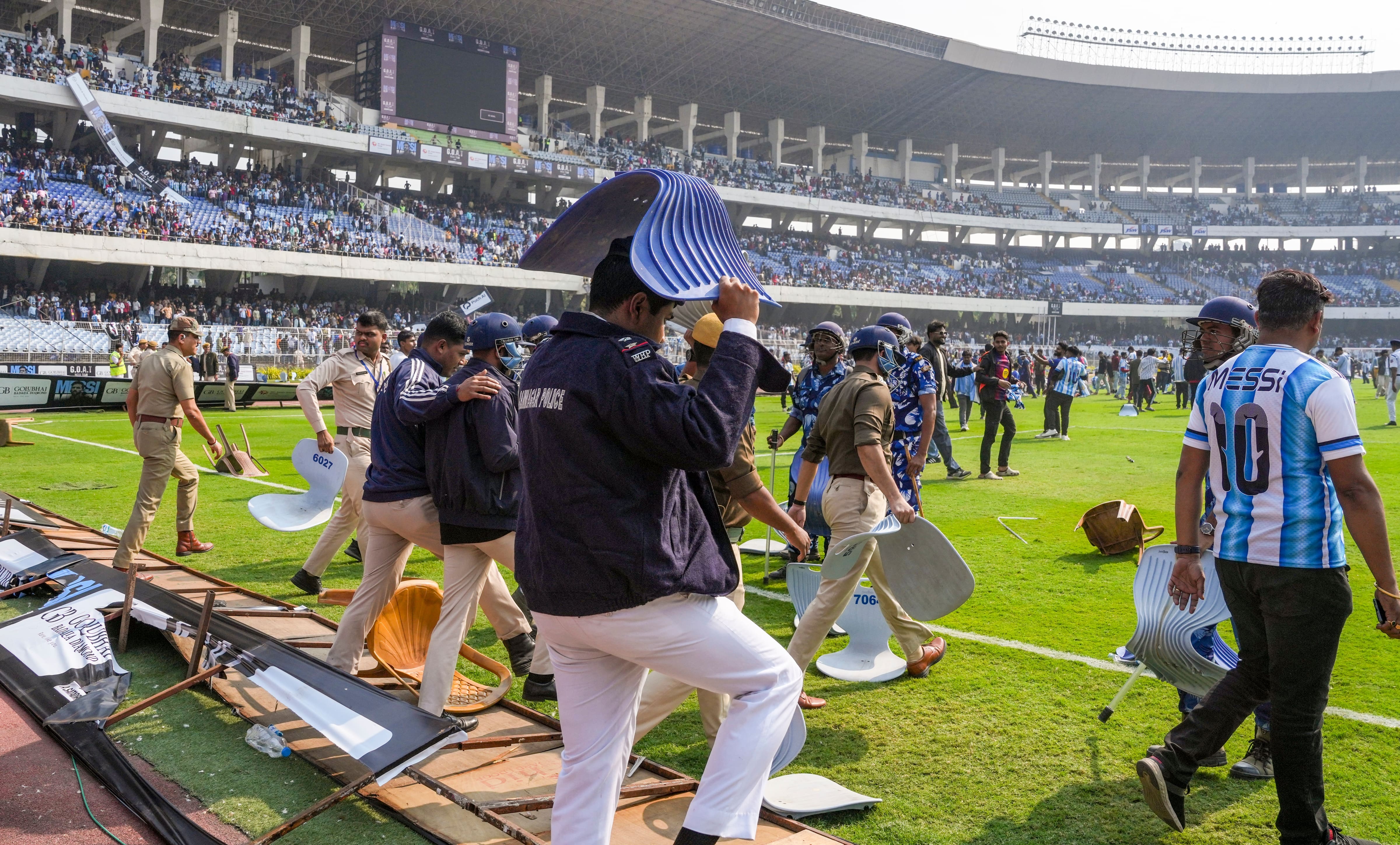 मेस्सी इवेंट का ऑर्गनाइजर अरेस्ट, ममता बनर्जी ने मांगी माफी, जांच के आदेश... कोलकाता स्टेडियम में बवाल की बड़ी बातें