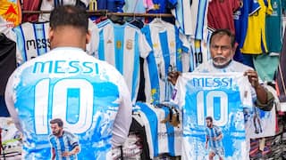 Lionel Messi in Kolkata : মধ্যরাতে 'মেসি-জ্বরে' কাঁপল শহর কলকাতা, হাড়কাঁপানো ঠান্ডা উপেক্ষা করেই রাত ২.২৬-এ কিংবদন্তিকে স্বাগত জানাল ফুটবলপ্রেমী বাঙালি