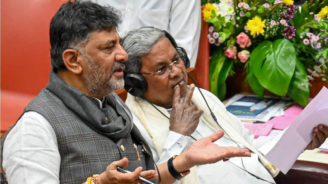 Siddaramaiah, Shivakumar To Meet Sonia Gandhi As Congress Top Brass Steps In To Resolve CM Tussle Karnataka Political Crisis Siddaramaiah Shivakumar To Meet Sonia Gandhi In Delhi Siddaramaiah, Shivakumar To Meet Sonia Gandhi As Congress Top Brass Steps In To Resolve CM Tussle