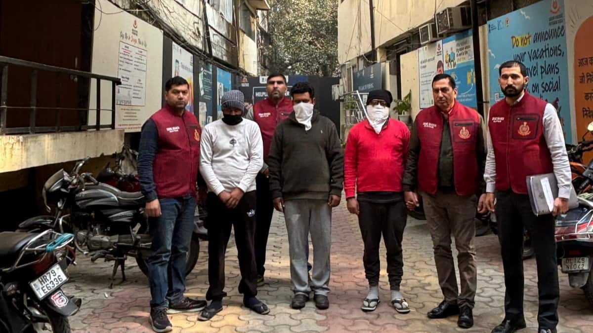 फर्जी गिरफ्तारी का डर दिखाकर बुजुर्ग से करोड़ों की ठगी, दिल्ली पुलिस ने 3 आरोपियों को दबोचा