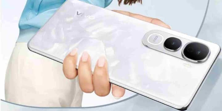 Vivo Y400 Pro उन यूजर्स को पसंद आ सकता है जिन्हें ब्राइट डिस्प्ले और शार्प सेल्फी चाहिए. इसमें 32 मेगापिक्सल का फ्रंट कैमरा दिया गया है और रियर में 50 मेगापिक्सल का कैमरा Ring-LED फ्लैश के साथ आता है. इसकी AMOLED स्क्रीन 120Hz रिफ्रेश रेट और बेहद ज्यादा पीक ब्राइटनेस के साथ आती है जिससे आउटडोर में भी स्क्रीन साफ नजर आती है. Dimensity 7300 प्रोसेसर और 5500mAh बैटरी इसे पावरफुल बनाते हैं.