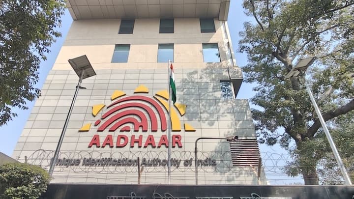 आधार में फोटो बदलवाने की सुविधा UIDAI की ओर से दी जाती है. हालांकि नाम पता या मोबाइल नंबर की तरह फोटो को ऑनलाइन अपडेट नहीं किया जा सकता. इसके लिए आधार एनरॉलमेंट या सर्विस सेंटर जाना जरूरी होता है.