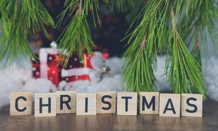 इसके अलावा जापान में क्रिसमस एक मॉडर्न और खुशनुमा अंदाज में मनाया जाता है. यहां शहर रंगीन लाइट से जगमगा उठते हैं और क्रिसमस ईव को खासतौर पर रोमांटिक माना जाता है. यहां क्रिसमस पर केएफसी खाने की परंपरा बहुत फेमस है, जिसके लिए लोग पहले से आर्डर देते हैं. इसके साथ क्रीम और स्ट्रॉबेरी से सजा क्रिसमस केक भी यहां खास होता है.