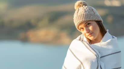 Winter Health Tips: শীতকালে গায়ের লাগাতেই হবে। কেন জানুন। ছবি: ফ্রিপিক।