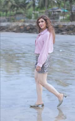 62 की उम्र में मीनाक्षी शेषाद्रि ने शॉर्ट्स में बिखेरे जलवे, बीच पर दिए गजब के पोज