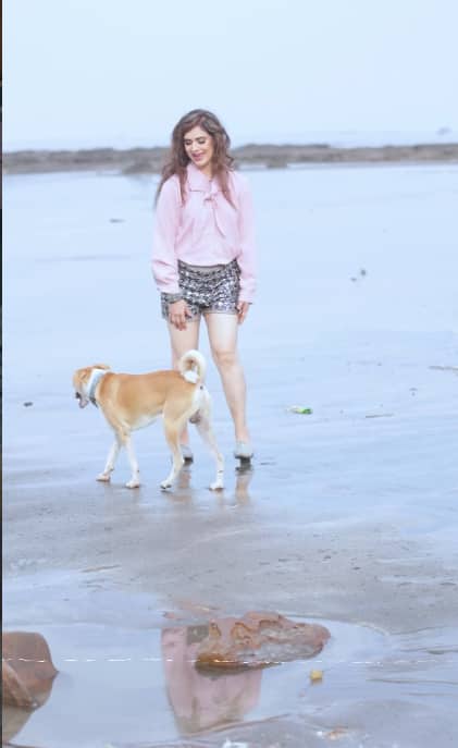 62 की उम्र में मीनाक्षी ने बीच पर जबरदस्त पोज दिए हैं. उन्होंने सोशल मीडिया पर खुद अपने नए लुक की वीडियो शेयर की है.