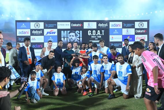 Messi at Uppal Stadium: ఉప్పల్ లో మెస్సీ మేనియా.. పిల్లలకు ఫుట్ బాల్ టిప్స్ నేర్పించి వారెవ్వా అనిపించిన మెస్సీ