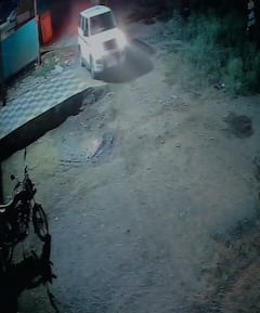 Nashik Crime News: चोरीचा डाव साधत असतानाच पोलिसांची एन्ट्री, गाडी दिसताच चोरटे धावत सुटले, नाशिकमध्ये मध्यरात्री सिनेस्टाईल थरार, PHOTO