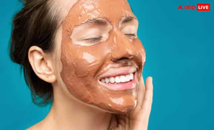 ਸਰਦੀਆਂ ਵਿੱਚ ਹਾਰਡ ਸਾਬਣ ਤੁਹਾਡੀ ਚਮੜੀ ਨੂੰ ਹੋਰ ਵੀ ਸੁੱਕਾ ਸਕਦੇ ਹਨ। ਸਾਬਣ-ਮੁਕਤ ਅਤੇ ਨਮੀ ਦੇਣ ਵਾਲੇ ਕਲੀਨਜ਼ਰ ਦੀ ਵਰਤੋਂ ਕਰੋ। ਨਹਾਉਣ ਜਾਂ ਆਪਣਾ ਚਿਹਰਾ ਧੋਣ ਤੋਂ ਬਾਅਦ ਹਮੇਸ਼ਾ ਮਾਇਸਚਰਾਈਜ਼ਰ ਲਗਾਓ। ਪੈਟਰੋਲੀਅਮ ਜੈਲੀ, ਕਰੀਮ, ਜਾਂ ਬਾਡੀ ਬਟਰ ਖੁਸ਼ਕ ਚਮੜੀ ਲਈ ਚੰਗੇ ਹਨ।