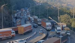 Mumbai Pune Expressway: वीकेंडला ट्रॅफिकचा कहर! मुंबई पुणे एक्स्प्रेस वे वर वाहनांच्या लांबच लांब रांगा, वाहतूक ठप्प; PHOTO