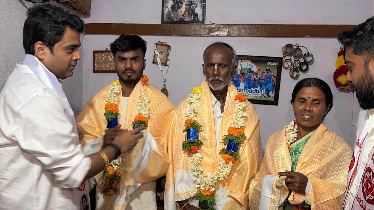 Pawan Kalyan Helps Cricketers: అంధ క్రికెటర్లు దీపిక, ప్లేయర్ కరుణ కుమారి కుటుంబాలకు అండగా నిలిచిన పవన్ కళ్యాణ్