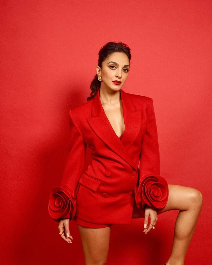 न्यू मॉम कियारा आडवाणी का भी स्टाइल के मामले में कोई जवाब नहीं हैं. क्रिसमस पार्टी के लिए अदाकारा का ये लेडी बॉस वाला लुक भी एक परफेक्ट ऑप्शन होगा. हसीना ने अपनी मिनी स्कर्ट को रेड ब्लेजर के साथ पेयर किया है. रेड लिपस्टिक और पोनीटेल के साथ उन्होंने अपना लुक कंप्लीट किया.