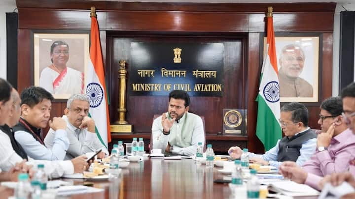 फ्लाइट लेट होने की स्थिति में यात्रियों को परेशानी, खर्च और तनाव का सामना करना पड़ता है. यात्रियों की परेशानी को देखते हुए DGCA यानी महानिदेशक नागरिक उड्डयन ने साल 2019 में सख्त नियम बनाए. इन नियमों के मुताबिक यात्रियों को कुछ अधिकार दिए गए हैं.