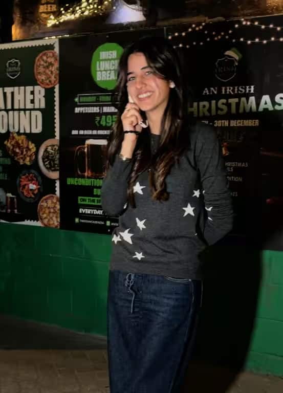 અક્ષય કુમારની ભત્રીજી નાઓમિકા સરન સોશિયલ મીડિયા સેન્સેશન છે. ચાહકો તેની એક ઝલકની આતુરતાથી રાહ જુએ છે. તેણી તાજેતરમાં જ જોવા મળી હતી.