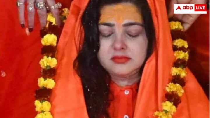 बॉलीवुड की अदाकारा ममता कुलकर्णी को भी महाकुंभ से खूब नाम मिला. ममता को एक अखाड़े का महामंडलेश्वर भी बना दिया गया था. सोशल मीडिया पर उन्हें नया नाम 1008 श्री श्री यमाई ममता नंद गिरी मिला.