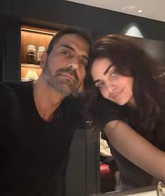 अर्जुन रामपाल की मंगेतर की 10 तस्वीरें, 2 बच्चों की मां होकर भी जवां दिखती हैं विदेशी हसीना