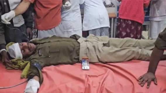 Gujarat Crime: गुजरातमध्ये 500 जणांच्या जमावानं चारी बाजूने घेरून पोलिसांची धडाधड डोकी फोडली; दगडफेक, गोफणी, धनुष्यबाणाने हल्ला, वाहने सुद्धा जाळली, तब्बल 47 अधिकारी जखमी