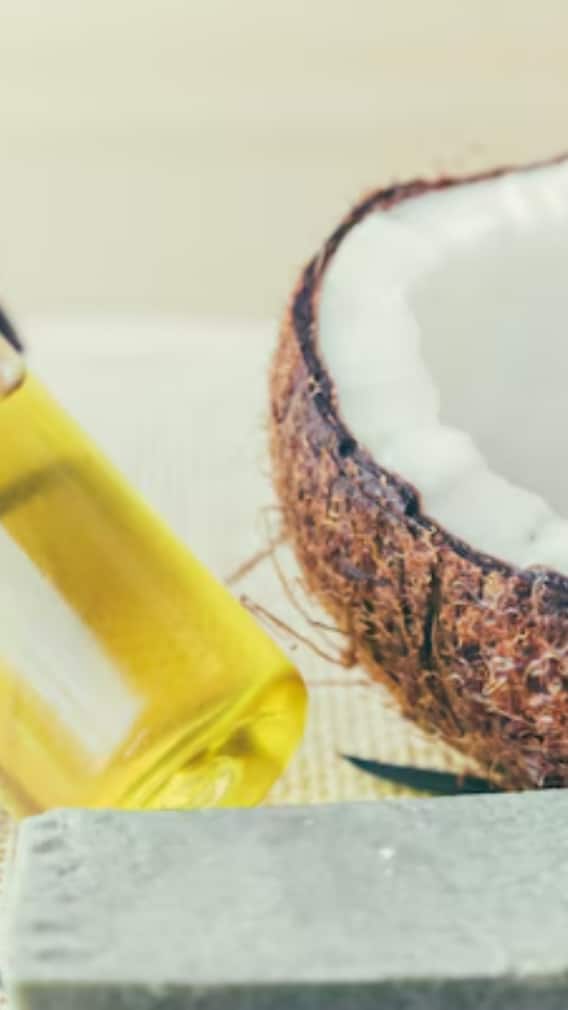 नारळ तेल की सरसो तेल... हिवाळ्यात कोणतं तेल चांगलं आहे?