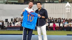 তোমাকে ভালবাসি, মেসির হাতে নিজের জার্সি তুলে দিয়ে বললেন সচিন, কী রিটার্ন গিফট দিলেন লিও?