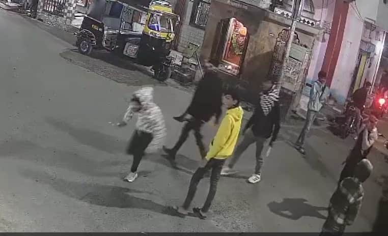 MP News: भरे बाजार में सहमे लोग! सागर में चाकूबाज बदमाशों का आतंक, विजय टॉकीज रोड पर हुआ चक्काजाम