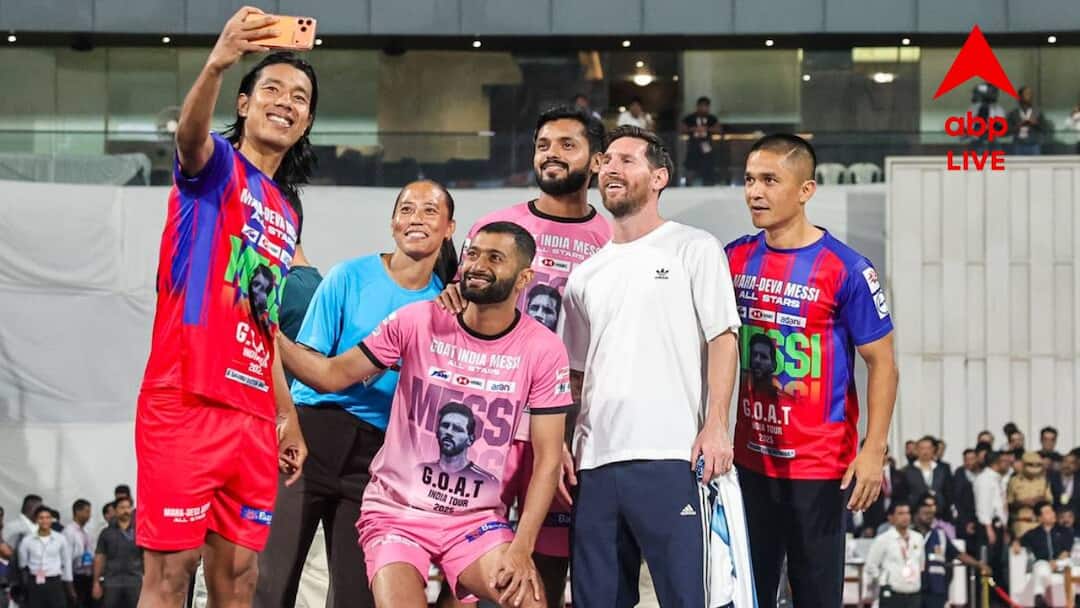 G.O.A.T India Tour: 'ছেত্রী, ছেত্রী' গর্জনের মাঝেই ওয়াংখেড়েতে প্রবেশ করলেন সুনীল, মেসির থেকে পেলেন বিশেষ উপহারও Lionel Messi meet Indian footballer Sunil Chhetri G.O.A.T India Tour in Mumbai Wankhede Stadium G.O.A.T India Tour: 'ছেত্রী, ছেত্রী' গর্জনের মাঝেই ওয়াংখেড়েতে প্রবেশ করলেন সুনীল, মেসির থেকে পেলেন বিশেষ উপহারও