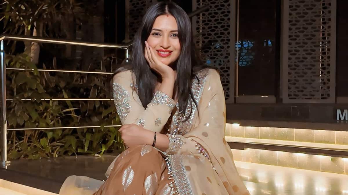Divyanka Tripathi Birthday Feature: 8 Ethnic Outfits Perfect For Wedding Season Wardrobe