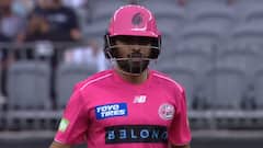 बिग बैश लीग के डेब्यू मैच में फ्लॉप रहे बाबर आजम, लप्पा शॉट मारकर हुए आउट; टीम भी हारी