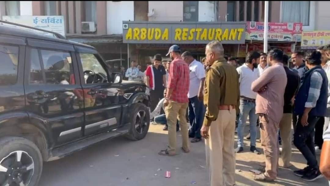 सिरोही: गोयली चौराहे पर फिल्मी अंदाज में दो गुटों की हिंसक झड़प, गाड़ियों से कुचलने की कोशिश rajasthan sirohi goyli chauraha car clash between two groups incident in a film like style ann सिरोही: गोयली चौराहे पर फिल्मी अंदाज में दो गुटों की हिंसक झड़प, गाड़ियों से कुचलने की कोशिश