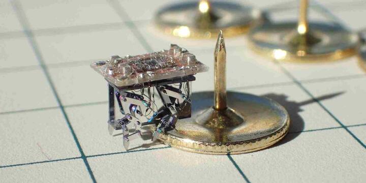 इस खोज का सबसे बड़ा असर मेडिकल साइंस में देखने को मिल सकता है. भविष्य में ऐसे छोटे रोबोट इंसानी शरीर के भीतर नसों के रास्ते घूमकर सही जगह तक दवा पहुंचा सकते हैं, ब्लॉकेज को खोल सकते हैं और कोशिकाओं पर नजर रख सकते हैं. इससे बड़े ऑपरेशन और सर्जरी की जरूरत काफी हद तक कम हो सकती है.