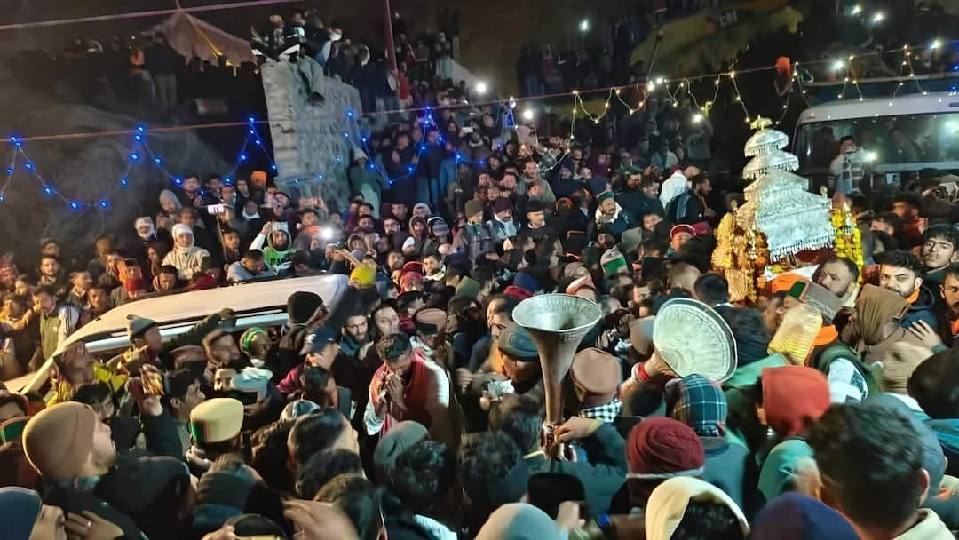 हिमाचल की धरती पर पहली बार पहुंचे चालदा महासू, सिरमौर में उमड़ा आस्था का जनसैलाब sirmaur news chalda mahasu maharaj first time entry from uttarakhand crossing tons river faith flood padmarch ann हिमाचल की धरती पर पहली बार पहुंचे चालदा महासू, सिरमौर में उमड़ा आस्था का जनसैलाब