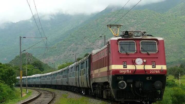 Under earlier rules, some tickets were confirmed and some were in waiting. Even then all passengers could travel by train. Earlier, waiting list passengers were not deboarded from the train even if they did not get a seat. Seeing the situation, TTE used to give him permission to travel.