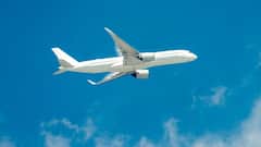 फ्लाइट में सफर करने से पहले जान लें ये अधिकार, लेट होने पर मिलती हैं इतनी सुविधाएं