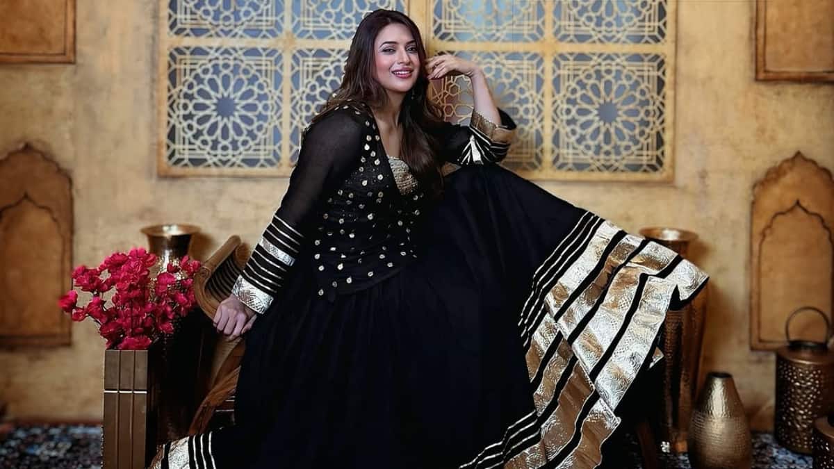 Divyanka Tripathi Birthday Feature: 8 Ethnic Outfits Perfect For Wedding  Season Wardrobe