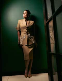 ब्राउन ब्लेजर और स्कर्ट पहन लेडी बॉस बनीं करीना कपूर, देखें तस्वीरें