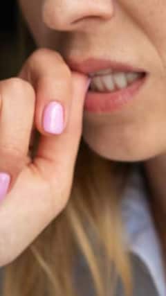 নখ খাওয়ার অভ্য়াসে ক্ষতি মানসিক স্বাস্থ্যেরও