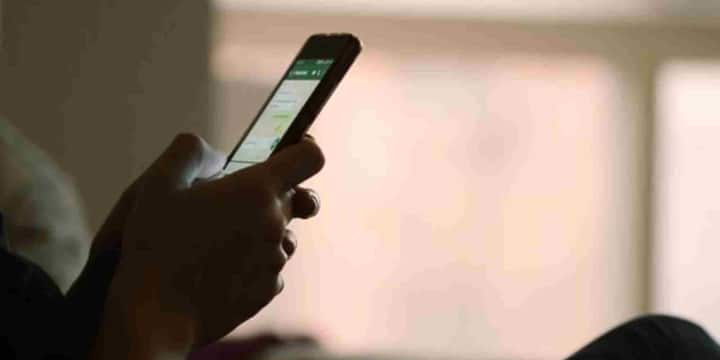 হোয়াটসঅ্যাপে কল করার সময় গোপনীয়তা বজায় রাখা এখন আগের চেয়ে সহজ হয়েছে। কেবল একটি ছোট সেটিংস পরিবর্তনের মাধ্যমে আপনি আপনার অবস্থান এবং ব্যক্তিগত ডেটা ট্র্যাকিং থেকে রক্ষা করতে পারেন। এই বৈশিষ্ট্যটি চালু করা স্মার্টফোনের সুরক্ষার জন্য একটি প্রয়োজনীয় পদক্ষেপ এবং এটি গ্রহণ করে আপনি নিশ্চিন্তে আপনার বন্ধু এবং পরিবারের সাথে হোয়াটসঅ্যাপ কল ব্যবহার করতে পারেন।