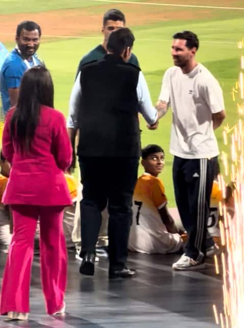 बॉलीवुड सितारों से भरा वानखेड़े स्टेडियम, मेसी से मिलने पहुंचे करीना कपूर समेत ये स्टार्स