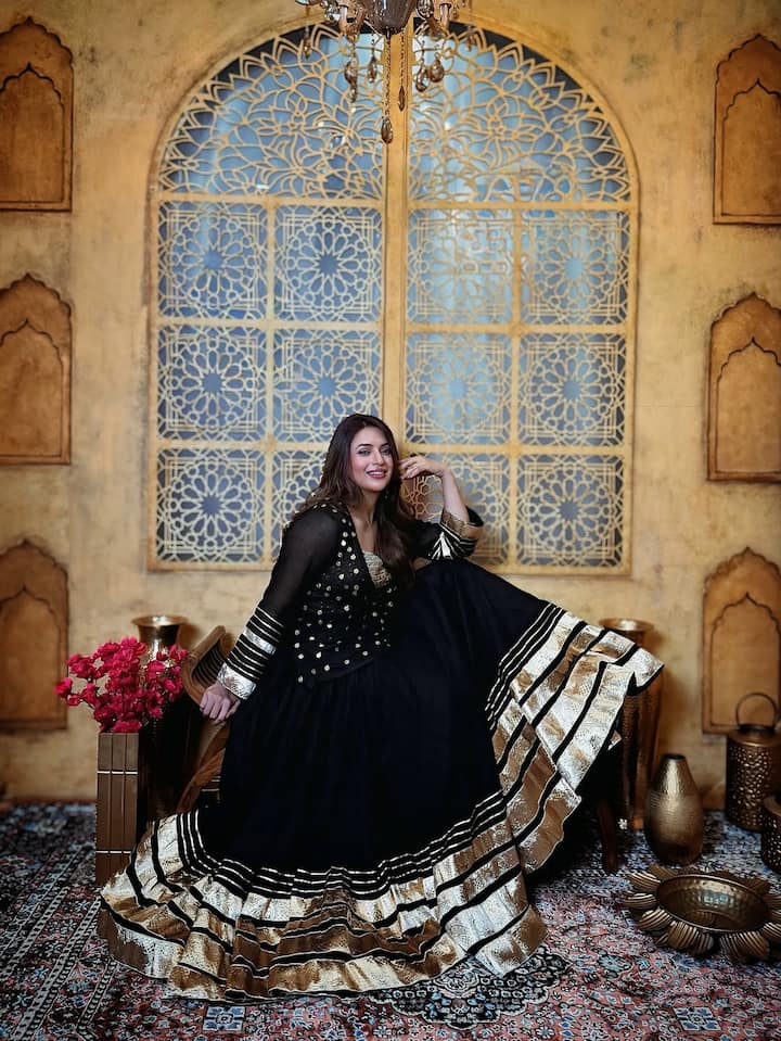 एक्ट्रेस दिव्यंका त्रिपाठी सोशल मीडिया पर काफी एक्टिव रहती हैं. आए दिनों वो अपनी खूबसूरत तस्वीरें शेयर करती हैं, जिसे फैंस का खूब प्यार मिलता है.