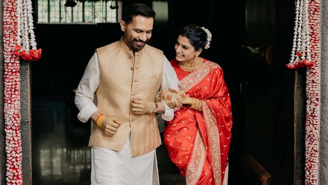 Samantha Raj Nidimoru : ఎయిర్ పోర్టులో సమంత, రాజ్ నిడిమోరు - పెళ్లి తర్వాత ఫస్ట్ టైం కనిపించిన న్యూ కపుల్ samantha ruth prabhu raj nidimoru couple spotted in the mumbai airport after marriage first public appearance watch video Samantha Raj Nidimoru : ఎయిర్ పోర్టులో సమంత, రాజ్ నిడిమోరు - పెళ్లి తర్వాత ఫస్ట్ టైం కనిపించిన న్యూ కపుల్