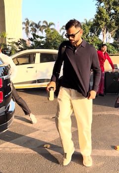 एयरपोर्ट पर स्पॉट हुए विराट-अनुष्का, क्रिकेटर ने दिया फैन को ऑटोग्राफ, पीछे खड़ी रहीं एक्ट्रेस