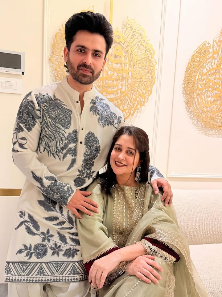 टीवी के बाद शोएब और दीपिका अब यूट्यूब पर काफी फेमस हो गए हैं. हाल ही ही में दोनों रश्मि देसाई के पॉडकास्ट में पहुंचे. जहां दीपिका कक्कड़ ने शोएब इब्राहिम की पहली पत्नी के बारे में खुलासा किया. जिसे जान रश्मि देसाई भी हैरान हो गई.