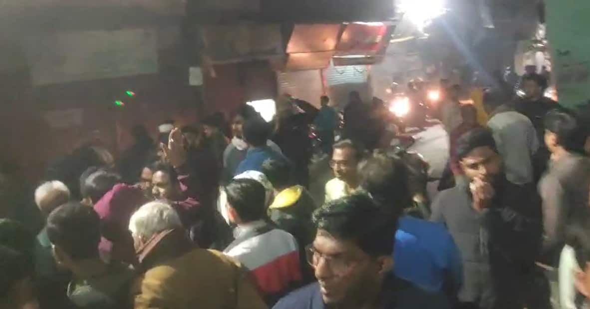 MP News: भरे बाजार में सहमे लोग! सागर में चाकूबाज बदमाशों का आतंक, विजय टॉकीज रोड पर हुआ चक्काजाम