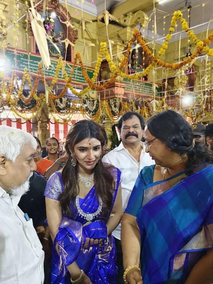 స్టార్ హీరోయిన్ శ్రీలీల సింహాచలం లక్ష్మీ నరసింహ స్వామిని దర్శించుకున్నారు. రాజాంలోని ఓ షాపింగ్ మాల్ ప్రారంభోత్సవంలో పాల్గొన్న ఆమె ఆ తర్వాత దగ్గర్లోని ప్రముఖ ఆలయాలను  సందర్శించారు.Image Source : Vamsikaka Instagram