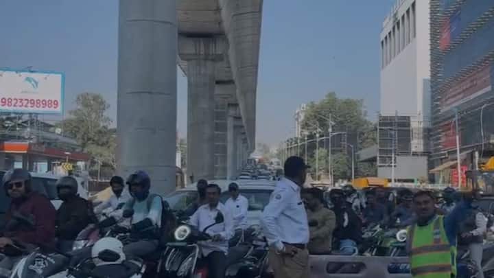 पुण्यातील सिवाजीनगर परिसरातील ई-स्क्वेअर थेटर जवळ पहाटेचे सुमारास एक बस मेट्रोच्या पिलरला धडकली, त्यानंतर मागून एका ट्रक्सने बसला जोरदार धडक दिली.