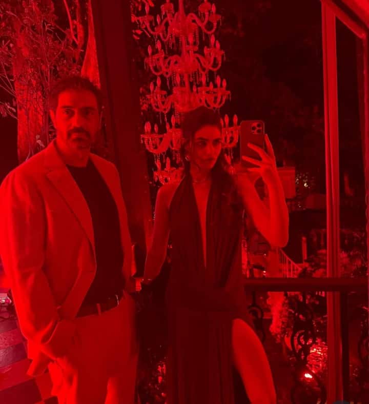 याच शोमध्ये अर्जुन रामपालनं पहिल्यांदाच त्यांच्या साखरपुड्याची अधिकृत कबुली दिली. रिया चक्रवर्तीच्या पॉडकास्ट शोमध्ये या जोडीनं त्यांच्या नात्याबद्दल अनेक खास गोष्टी उघड केल्या.