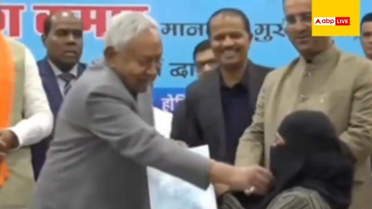 CM नीतीश कुमार का वीडियो वायरल, महिला का हिजाब खींचने की कोशिश की, RJD ने साधा निशाना