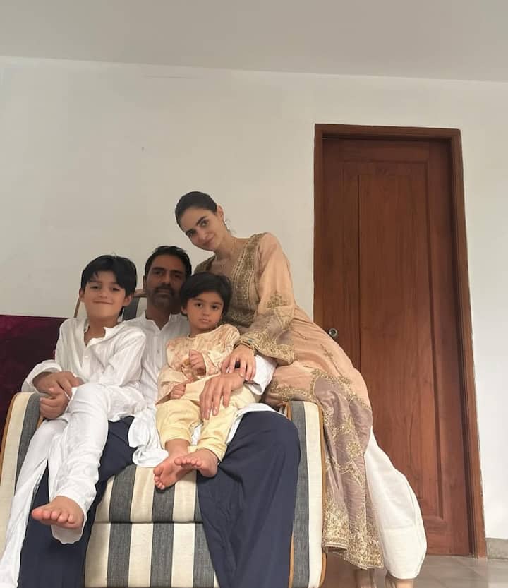 अर्जुन आणि गॅब्रिएला हे दोघे 2019 पासून लिव्ह-इन रिलेशनशिपमध्ये राहत असून त्यांना अरिक आणि अरिव अशी दोन गोंडस मुलं आहेत. दोघांचं अजूनही लग्न झालेलं नसतानाही ते कुटुंबासोबत आनंदी आयुष्य जगत आहेत, हे गॅब्रिएलानं पॉडकास्टमध्ये स्पष्ट के