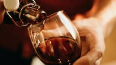 शराब के पेग के बाद एक गिलास पानी का क्या है कनेक्शन, जानें पानी नहीं पिया तो क्या होगा?