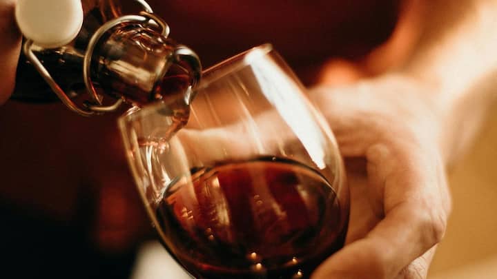 शराब शरीर में पहुंचते ही सीधे खून में घुलने लगती है. इसका असर सिर्फ दिमाग तक सीमित नहीं रहता, बल्कि यह पूरे शरीर की कार्यप्रणाली को प्रभावित करती है. वाइन एक्सपर्ट की मानें तो अल्कोहल शरीर को धीरे-धीरे डिहाइड्रेशन की ओर धकेलता है.